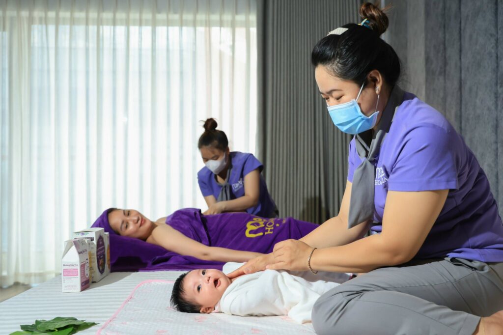 massage sau sinh giúp mẹ và bé thoải mái